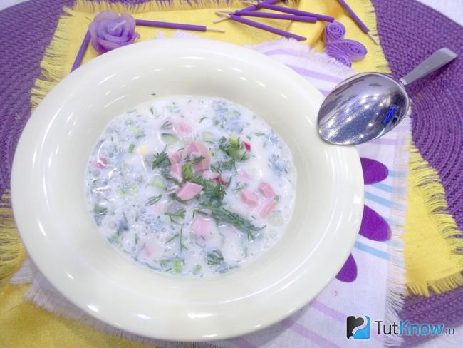 Готовая окрошка на курином бульоне с редиской и горчицей