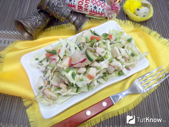 Готовый овощной салат с крабовыми палочками