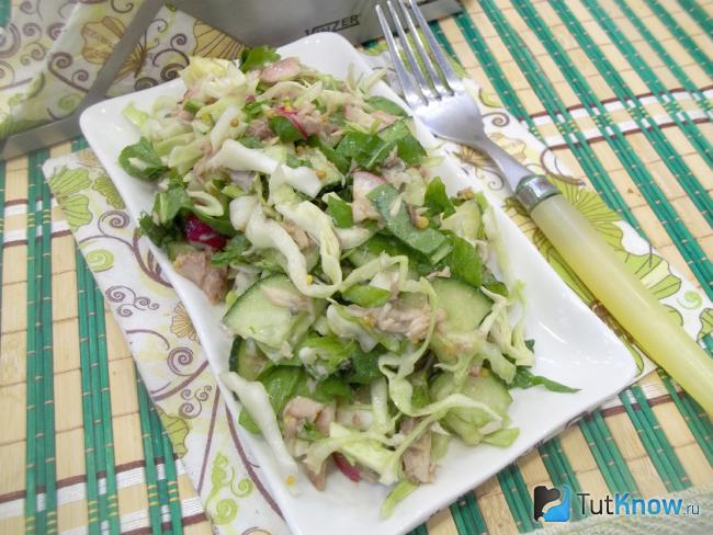 Готовый зеленый салат со скумбрией консервированной