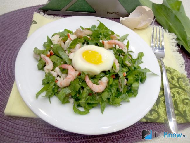 Готовый листовой салат с морепродуктами и яйцом-пашот