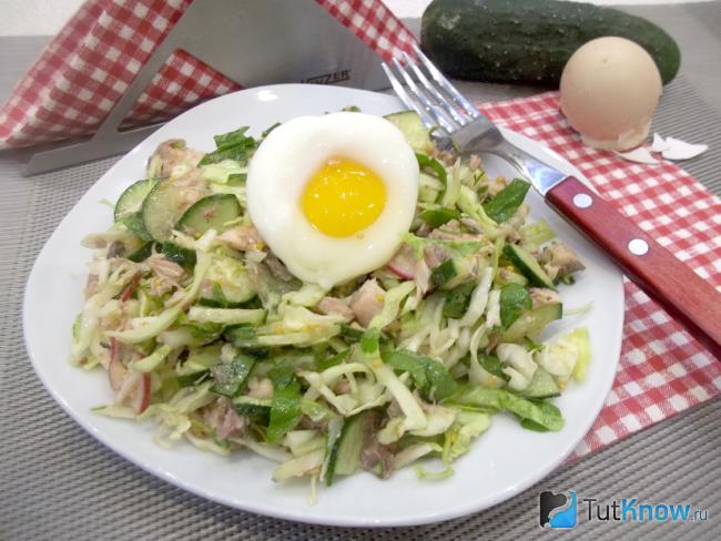 Готовый весенний салат с овощами, скумбрией и яйцом-пашот