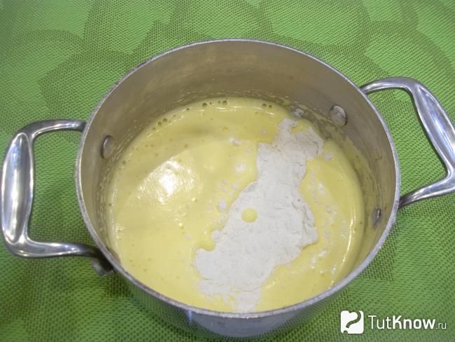 К яичной массе добавлена мука