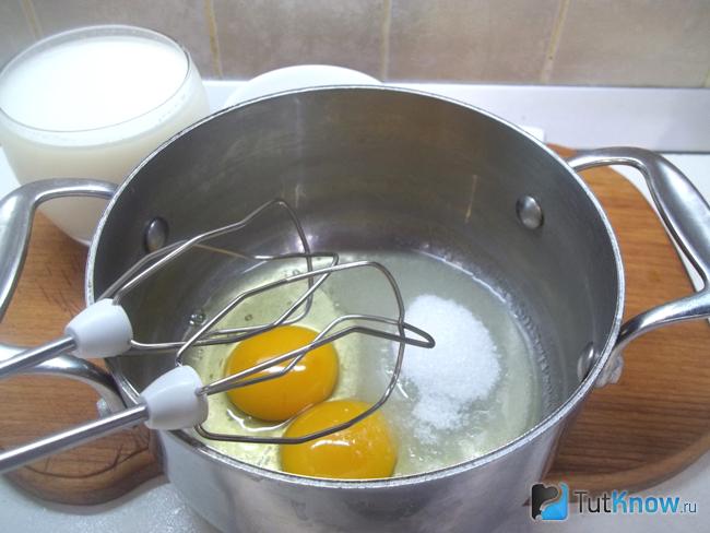 К яйцам добавлен сахар и продукты взбиты
