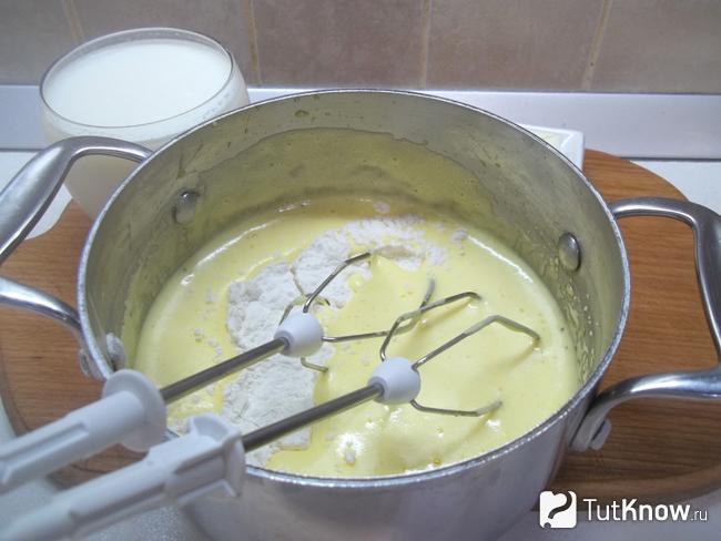 В яичную массу добавлена мука