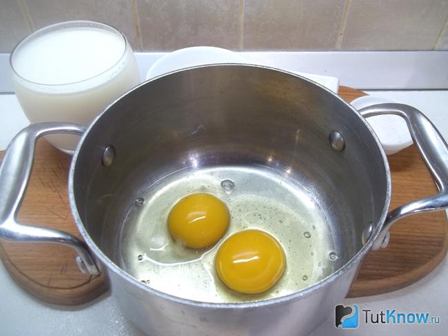 Яйца вылиты в миску