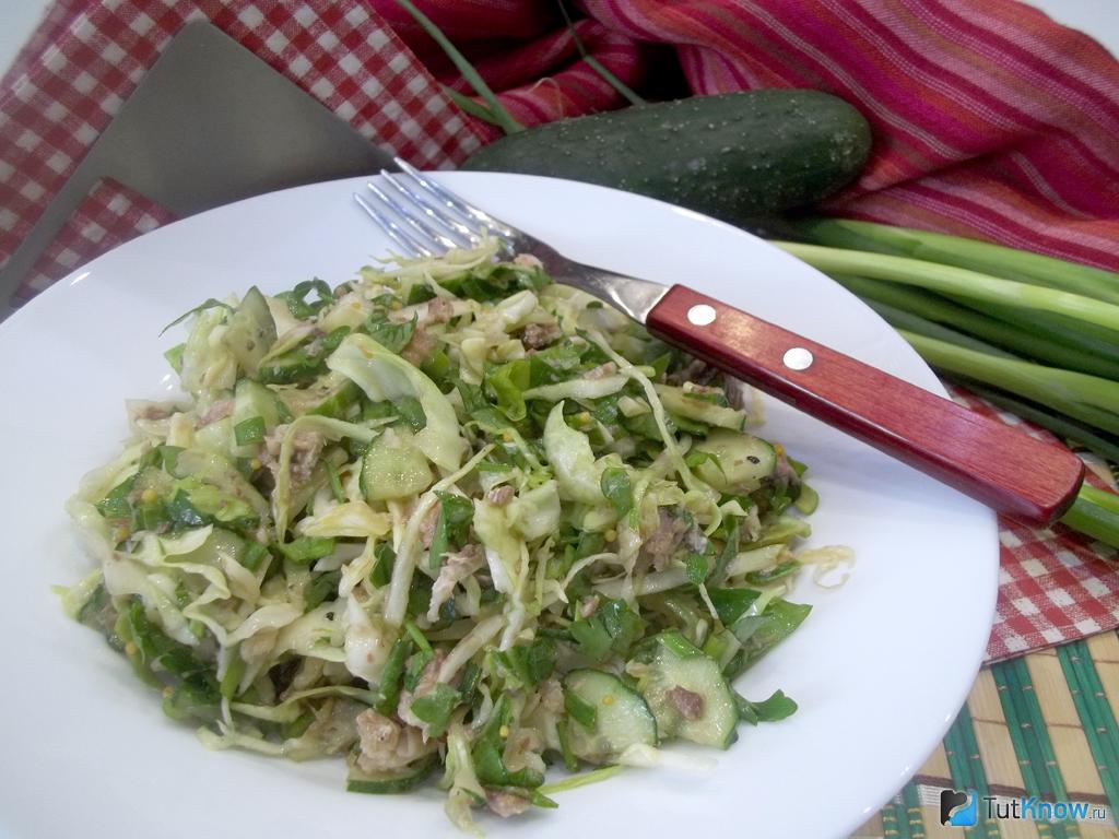 Салат с капустой, огурцами и скумбрией консервированной в масле: пошаговый  рецепт с фото и видео