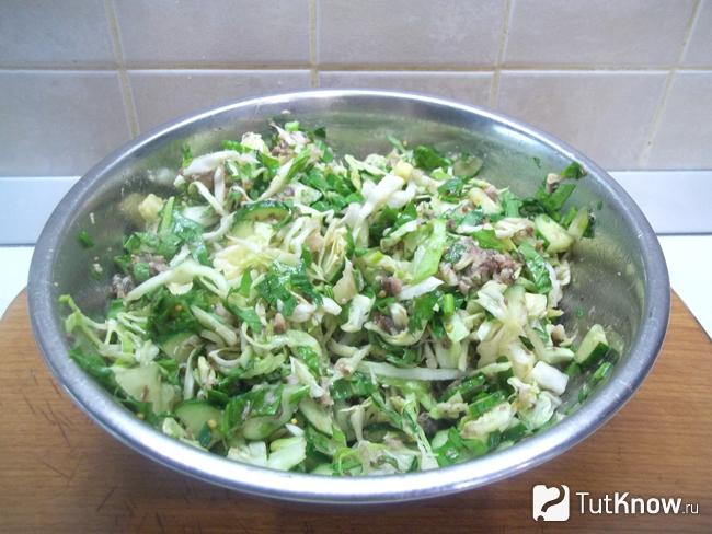 Готовый салат с капустой, огурцами и скумбрией консервированной