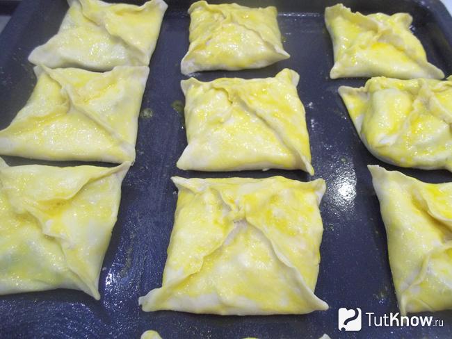 Конвертики из лаваша с сыром и колбасой в духовке рецепт с фото