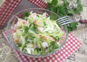 Праздничный салат с капустой, креветками и зеленью