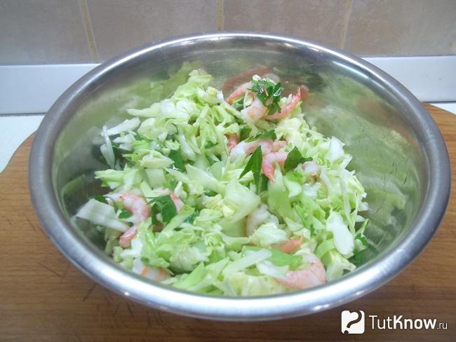 Готовый салат с капустой, креветками и зеленью