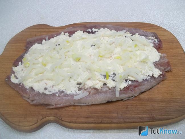 На сыр выложен нашинкованный лук