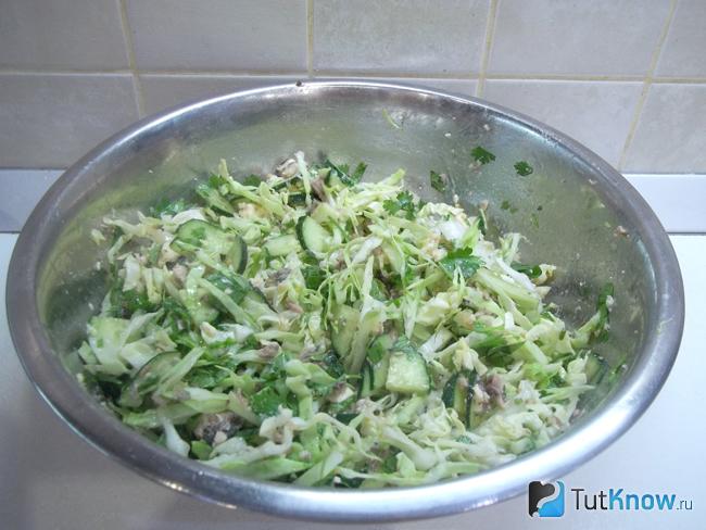 Готовый зеленый салат с плавленым сыром и рыбными консервами
