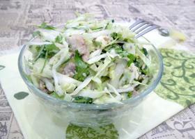 Зеленый салат с плавленым сыром и рыбными консервами