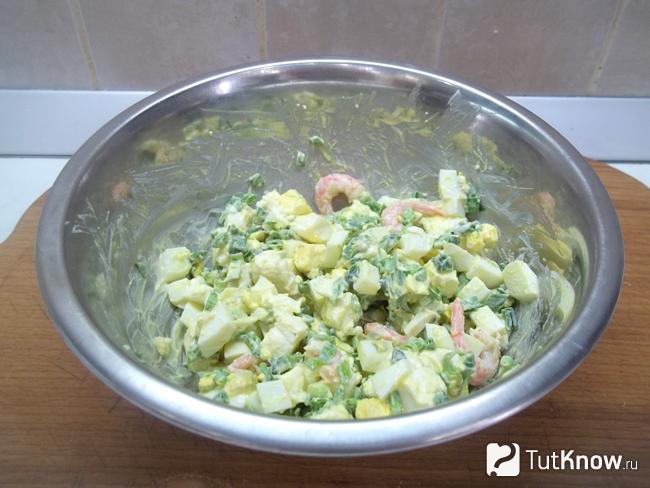 Готовый салат с креветками, яйцами и зеленым луком