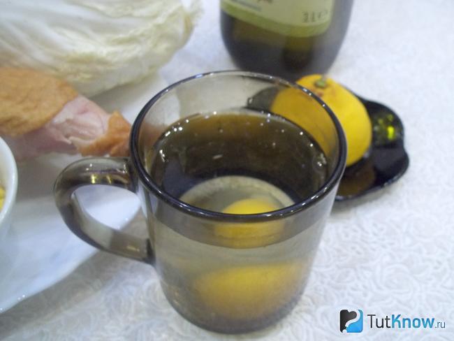 Яйца опущены в чашку с водой