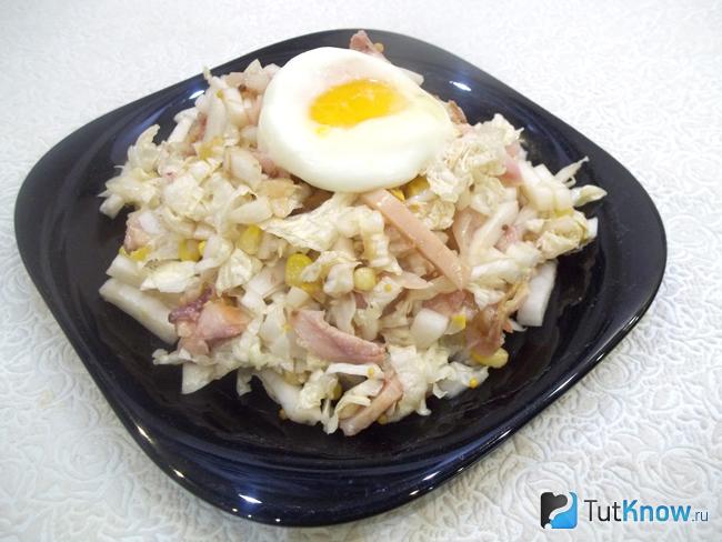 Готовый салат с пекинской капустой, копченостями, кукурузой и яйцом-пашот