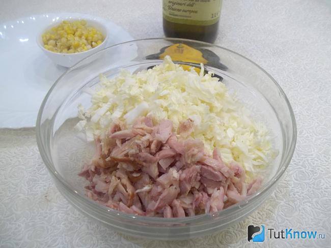 Куриный окорок нарезан