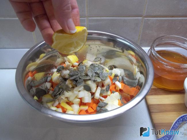 Продукты приправлены лимонным соком