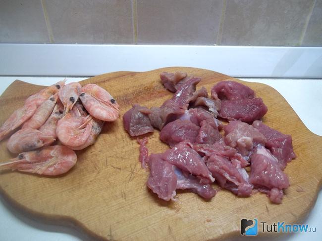 Мясо нарезано кусочками