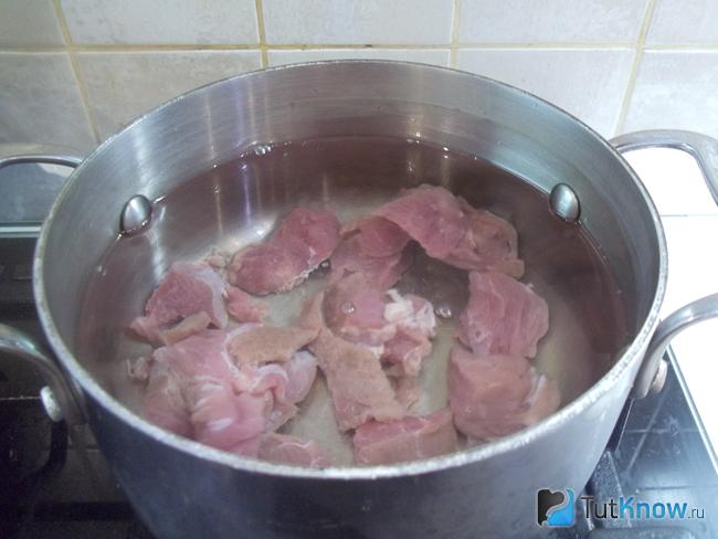 Мясо залито водой