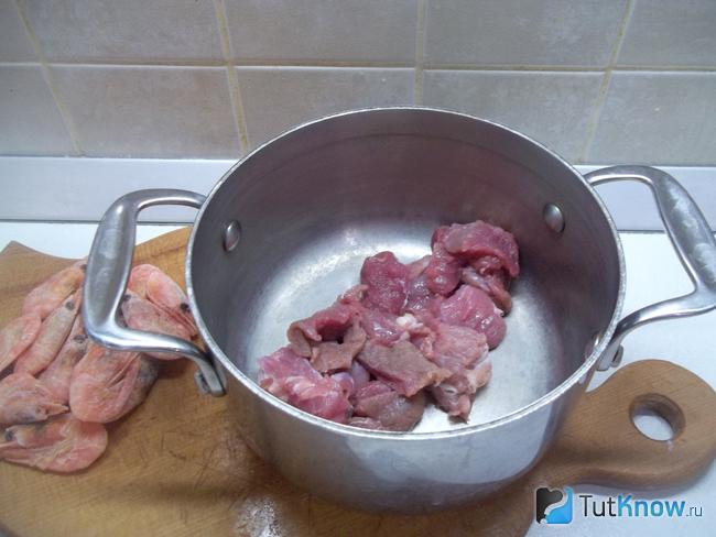 Мясо сложено в кастрюлю