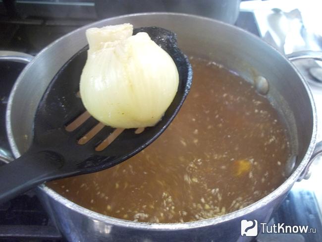 Из супа извлечена отваренная луковица