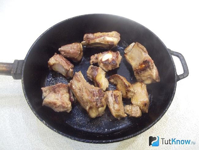 Мясо жарится в сковороде