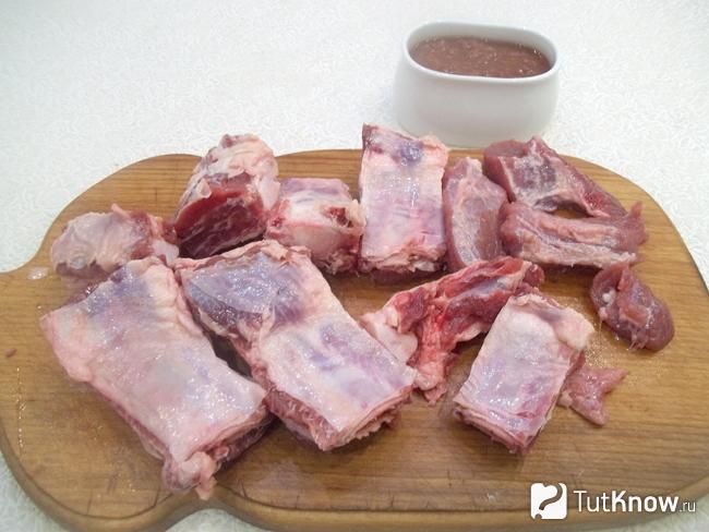 Мясо нарезано кусочками