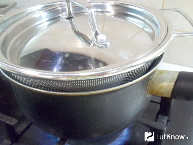 омлет рецепт на сковороде с молоком и манкой рецепт. 1559909981 10. омлет рецепт на сковороде с молоком и манкой рецепт фото. омлет рецепт на сковороде с молоком и манкой рецепт-1559909981 10. картинка омлет рецепт на сковороде с молоком и манкой рецепт. картинка 1559909981 10. Один из самых популярных, вкусных и полезных завтраков — блюда из яиц. Глазуньи, мешанки, пашот, омлеты…. Множество можно приготовить разнообразных вкусных блюд из этого продукта. Причем все они являются быстрым вариантом на скорую руку. Сегодня предлагаю сделать один из них — рецепт приготовления омлета на сковороде. Обычно омлет готовят с молоком, но я вместо молока использую сметану и манную крупу. С этими продуктами омлет получается с более нежной текстурой, пышным и легким. Он очень нежный, сытный и буквально тает во рту. Если его правильно приготовить, то из обычного блюда можно сделать кулинарный шедевр, который оценят все домашние. Омлет со сметаной и манкой на сковороде несомненно понравится и взрослым и детям.