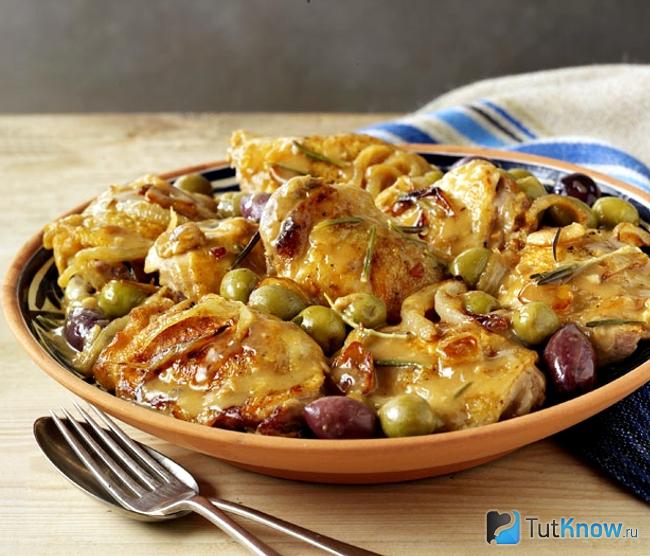 Тушеная курица с оливками и фенхелем