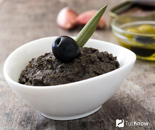 Пряный тапенад с оливками