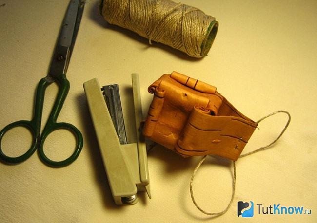 Нужный инструмент для изготовления домика из бересты