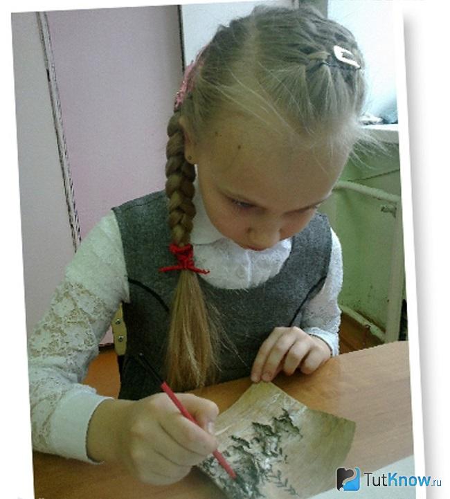 Девочка рисует