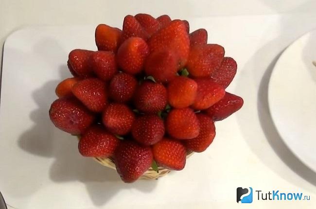 Клубничный букет на шпажках