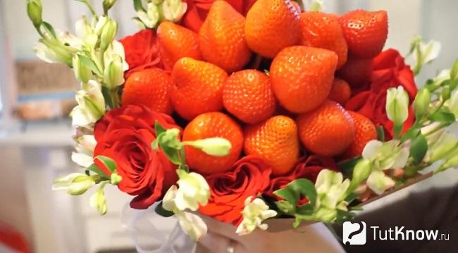 Съедобный букет на ягодную свадьбу