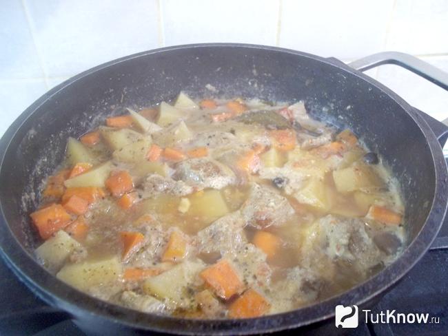 Готовая телятина с картофелем и морковью в специях с аджикой