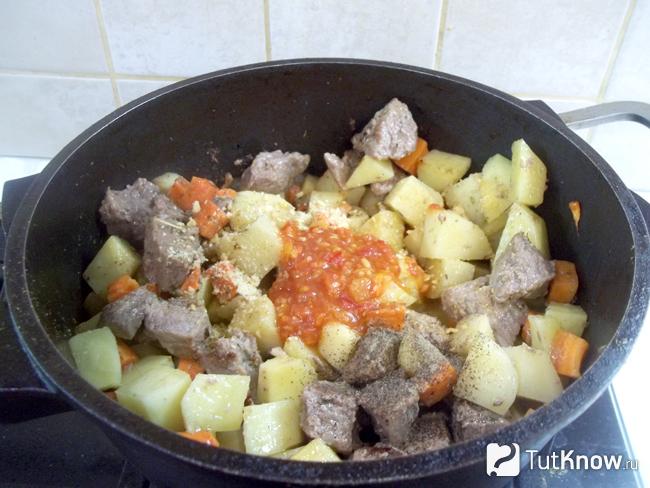 Продукты приправлены аждикой