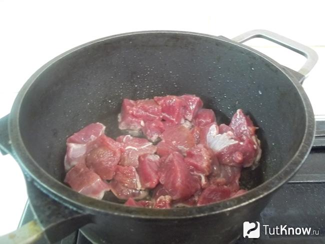 Мясо жарится в сотейнике