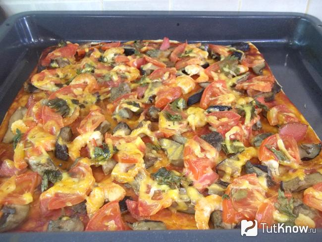 Готовая пицца из слоено-дрожжевого теста с маринованными грибами, креветками, помидорами и сыром
