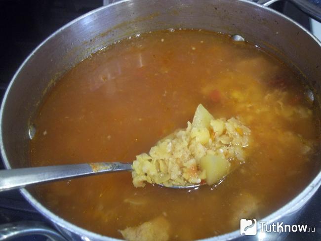 Готовый гороховый суп с телятиной