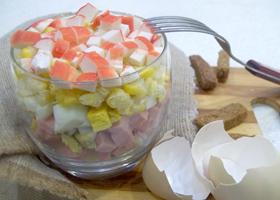 Салат в стакане с крабами и колбасой