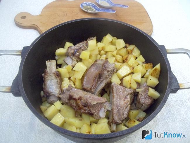 К мясу добавлен нарезанный картофель