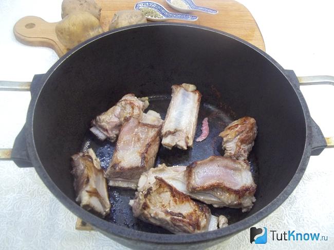 Мясо жарится