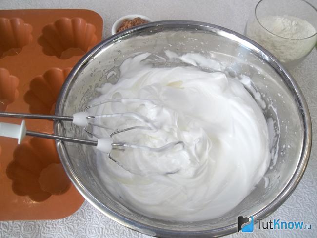 Белки с сахаром взбиты миксером