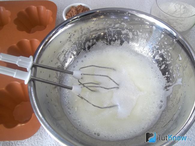 Белки взбиты миксером