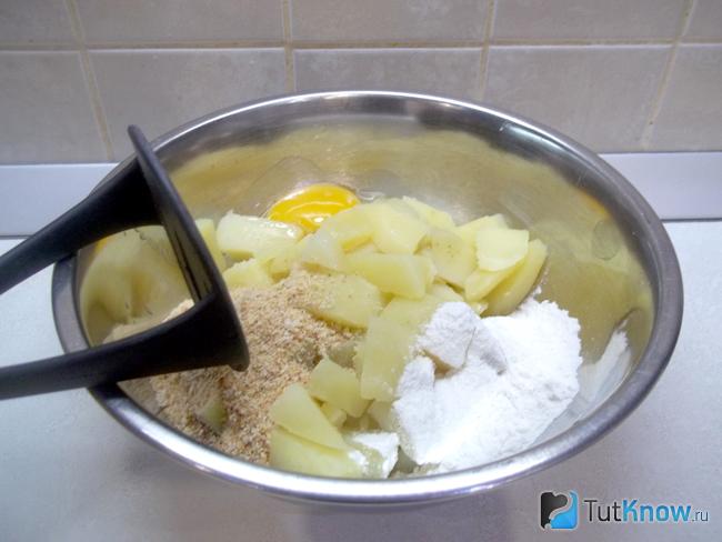Картофель соединен с мукой, сухарями и яйцами