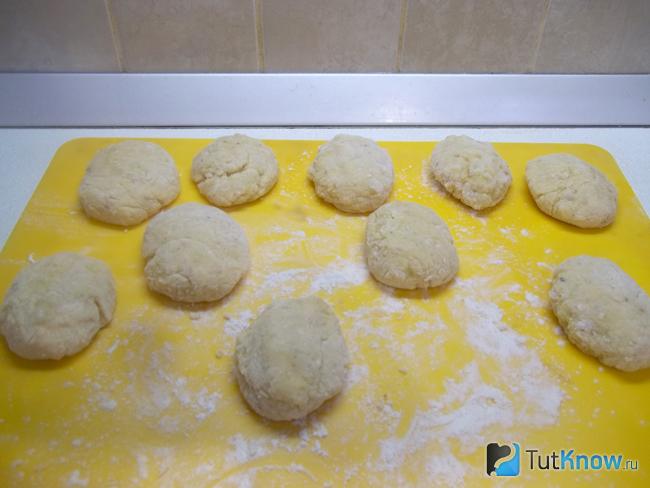 Из картофельного пюре сформированы оладьи