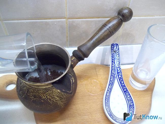 В турку налита вода