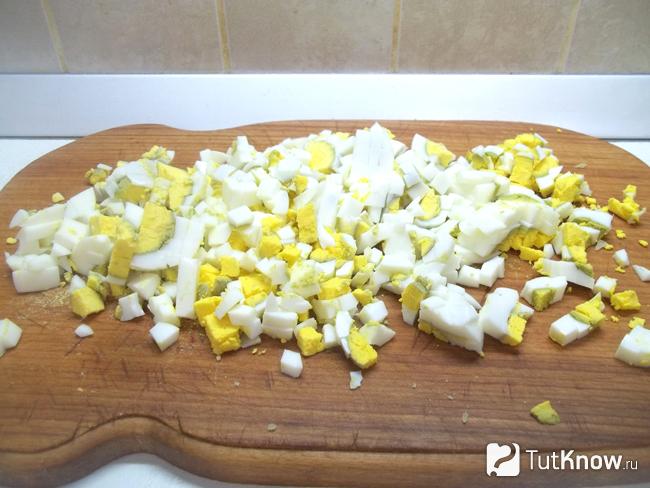 окрошка на бульоне с курицей и сметаной. 1560791663 4. окрошка на бульоне с курицей и сметаной фото. окрошка на бульоне с курицей и сметаной-1560791663 4. картинка окрошка на бульоне с курицей и сметаной. картинка 1560791663 4. В летнюю жару хочется чего-нибудь легкого, освежающего и окрошка как раз такое блюдо. Традиционно этот холодный суп готовится на квасе или сыворотке, я предпочитаю больше куриный бульон.