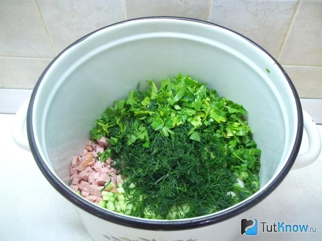 окрошка на бульоне с курицей и сметаной. 1560791669 10. окрошка на бульоне с курицей и сметаной фото. окрошка на бульоне с курицей и сметаной-1560791669 10. картинка окрошка на бульоне с курицей и сметаной. картинка 1560791669 10. В летнюю жару хочется чего-нибудь легкого, освежающего и окрошка как раз такое блюдо. Традиционно этот холодный суп готовится на квасе или сыворотке, я предпочитаю больше куриный бульон.